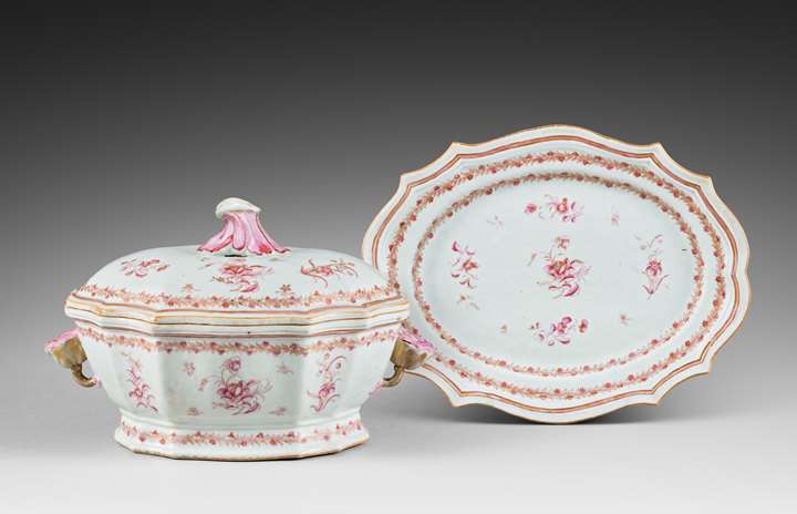 Tureen and stand "famille rose" porcelain - the handles a flower shape - Qianlong period